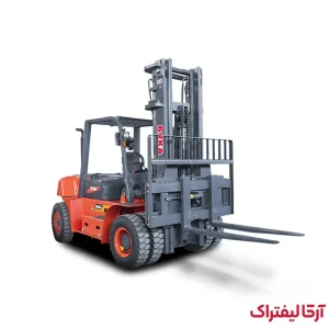 تصویر نزدیک از موتور دیزلی قدرتمند و شاسی تقویتشده لیفتراک 7 تن سنگین کار